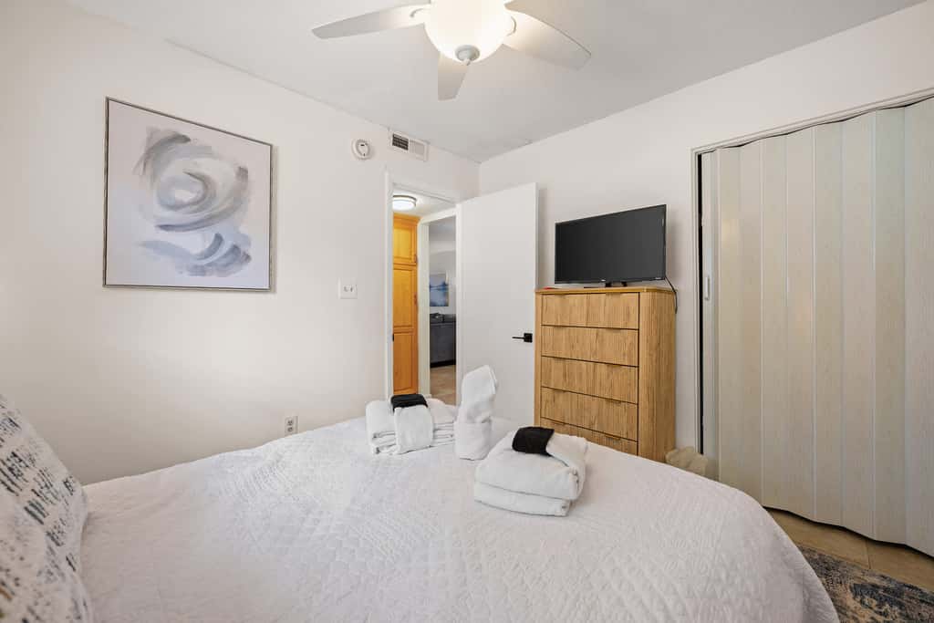 Adorable 1st Floor Condo On site pool, tennis, pickle ball, near beach