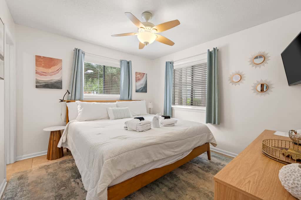 Adorable 1st Floor Condo On site pool, tennis, pickle ball, near beach