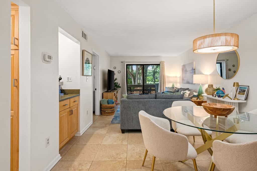 Adorable 1st Floor Condo On site pool, tennis, pickle ball, near beach
