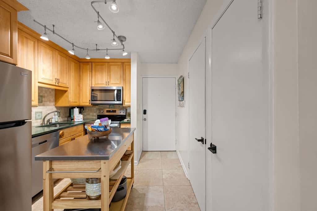 Adorable 1st Floor Condo On site pool, tennis, pickle ball, near beach