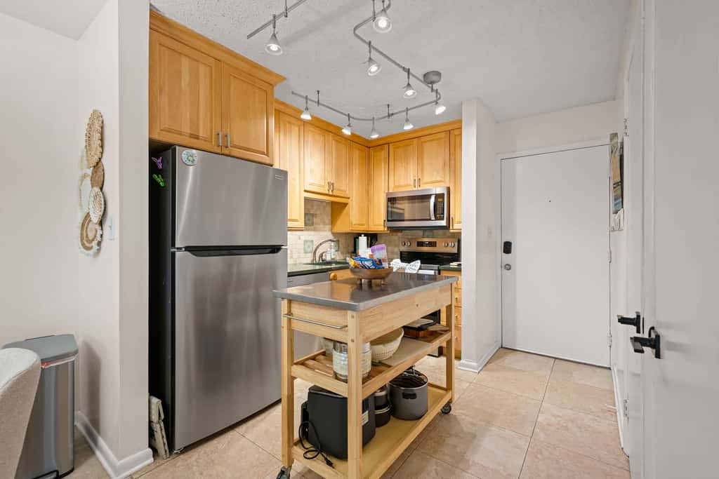 Adorable 1st Floor Condo On site pool, tennis, pickle ball, near beach