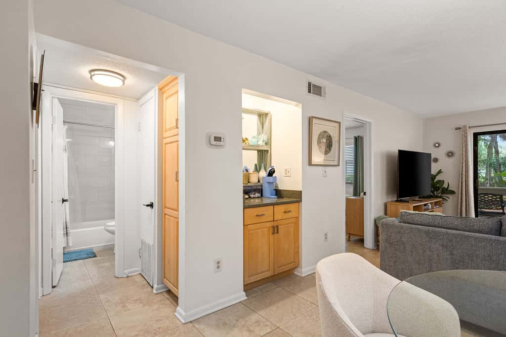 Adorable 1st Floor Condo On site pool, tennis, pickle ball, near beach