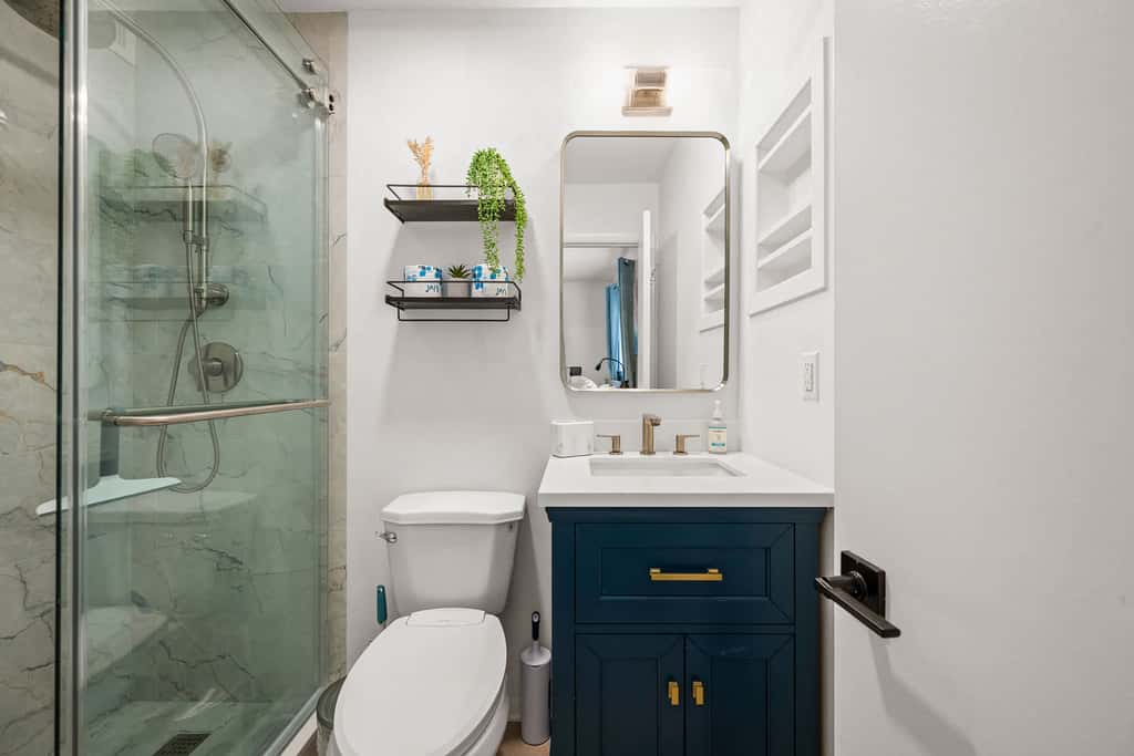 Adorable 1st Floor Condo On site pool, tennis, pickle ball, near beach