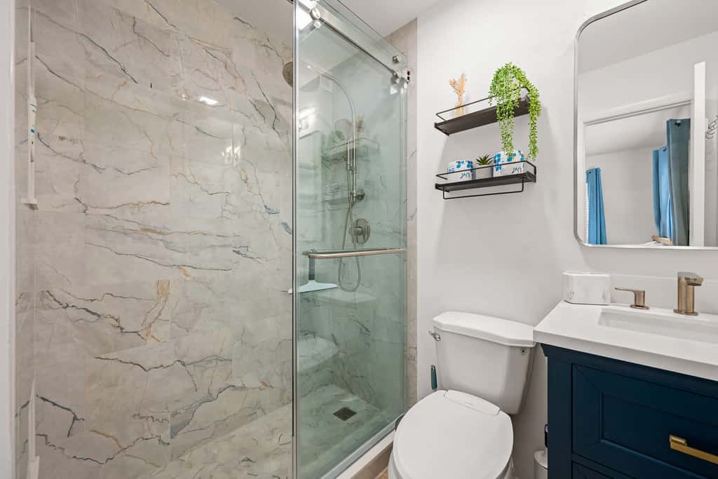 Adorable 1st Floor Condo On site pool, tennis, pickle ball, near beach