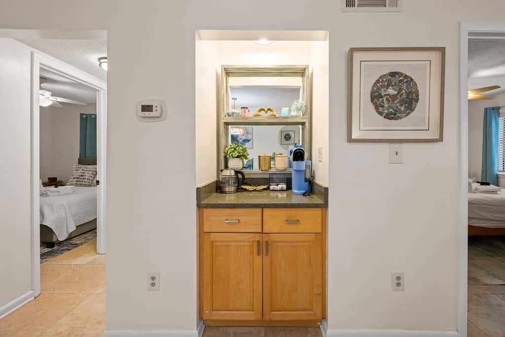 Adorable 1st Floor Condo On site pool, tennis, pickle ball, near beach
