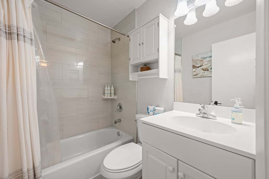 Adorable 1st Floor Condo On site pool, tennis, pickle ball, near beach