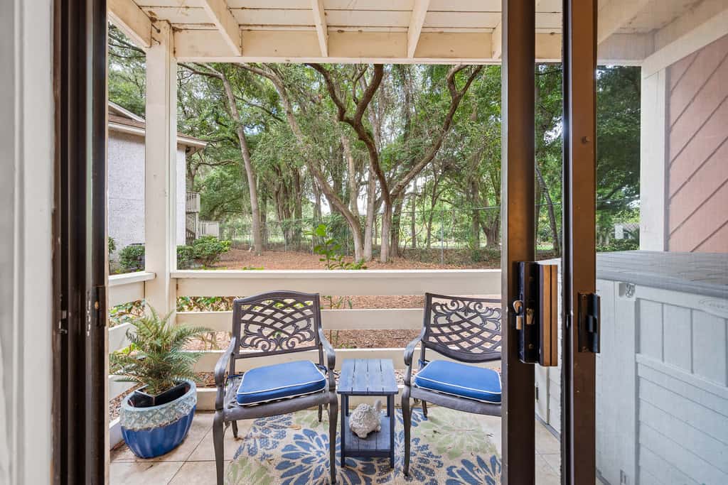 Adorable 1st Floor Condo On site pool, tennis, pickle ball, near beach