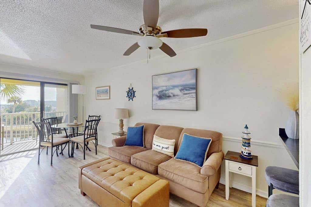 Beach condo with balcony, pools, & hot tub- near golf & beach