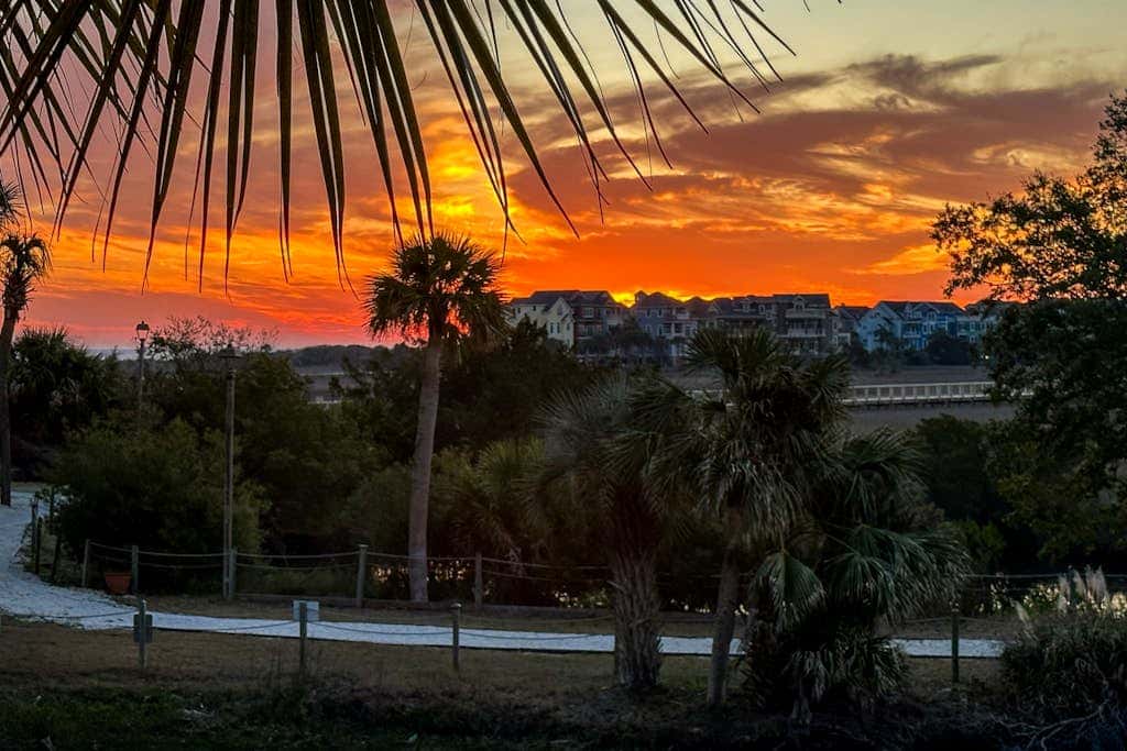 Beach condo with balcony, pools, & hot tub- near golf & beach