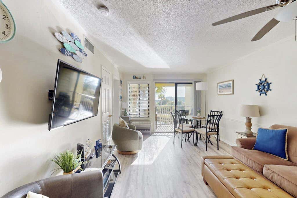 Beach condo with balcony, pools, & hot tub- near golf & beach