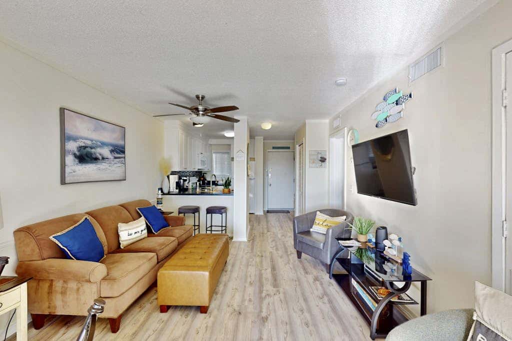 Beach condo with balcony, pools, & hot tub- near golf & beach