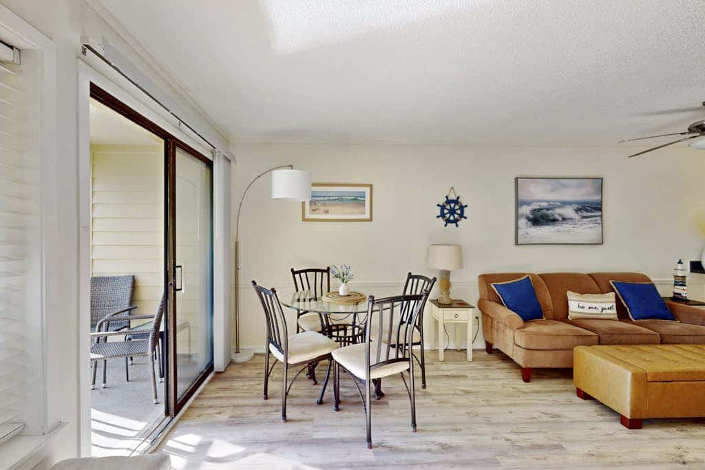Beach condo with balcony, pools, & hot tub- near golf & beach