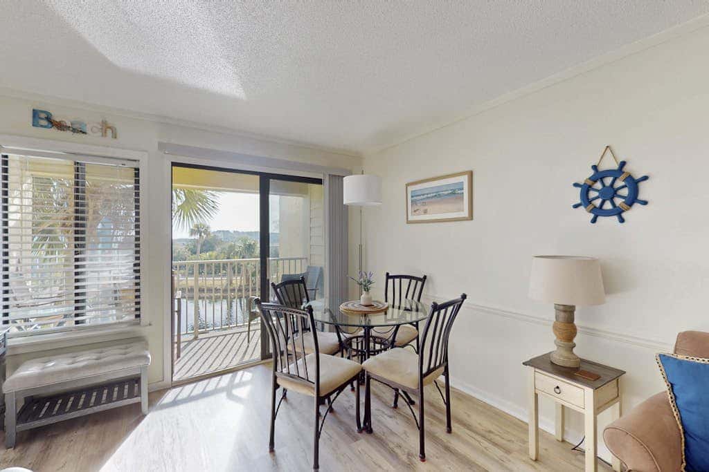 Beach condo with balcony, pools, & hot tub- near golf & beach