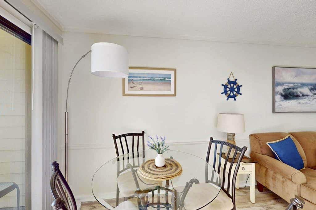 Beach condo with balcony, pools, & hot tub- near golf & beach