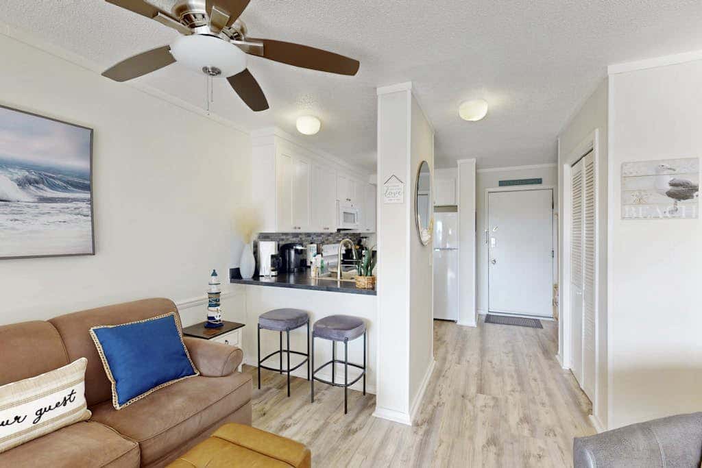 Beach condo with balcony, pools, & hot tub- near golf & beach