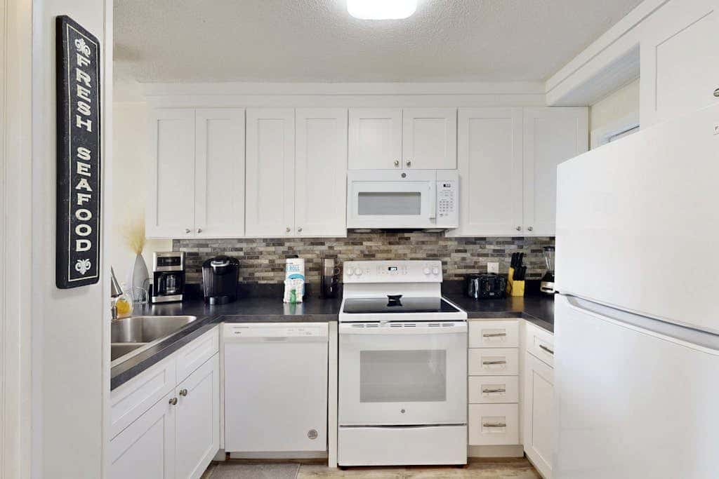 Beach condo with balcony, pools, & hot tub- near golf & beach