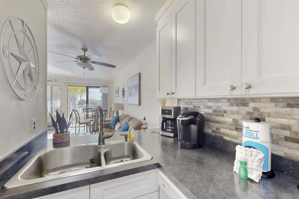 Beach condo with balcony, pools, & hot tub- near golf & beach