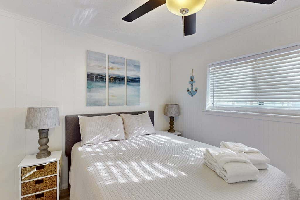 Beach condo with balcony, pools, & hot tub- near golf & beach