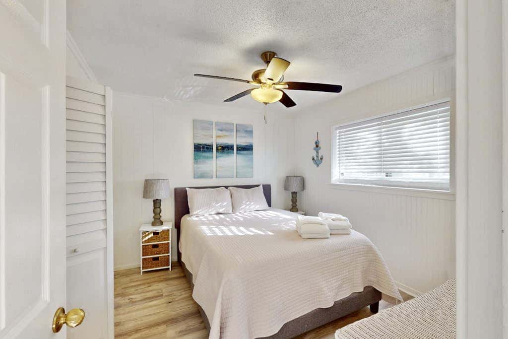 Beach condo with balcony, pools, & hot tub- near golf & beach