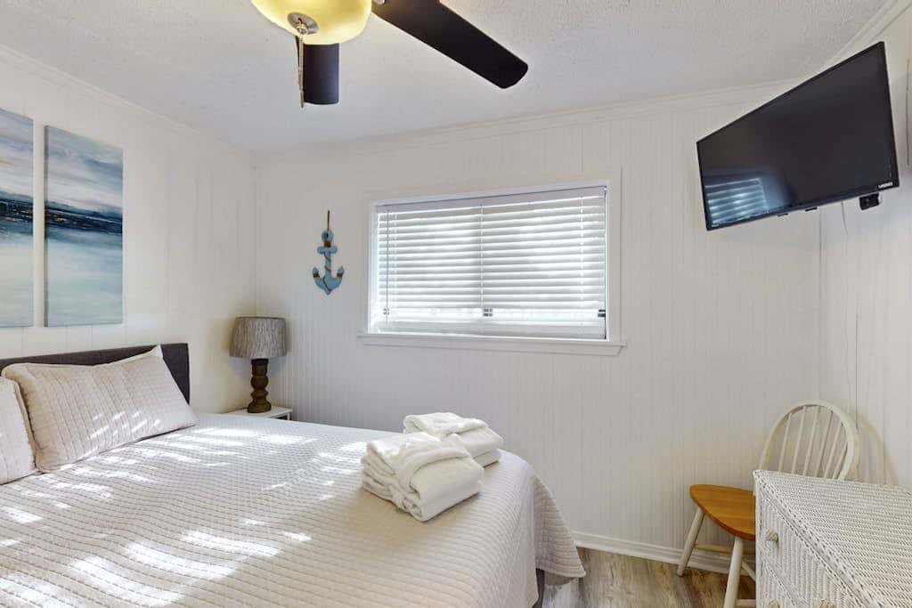 Beach condo with balcony, pools, & hot tub- near golf & beach