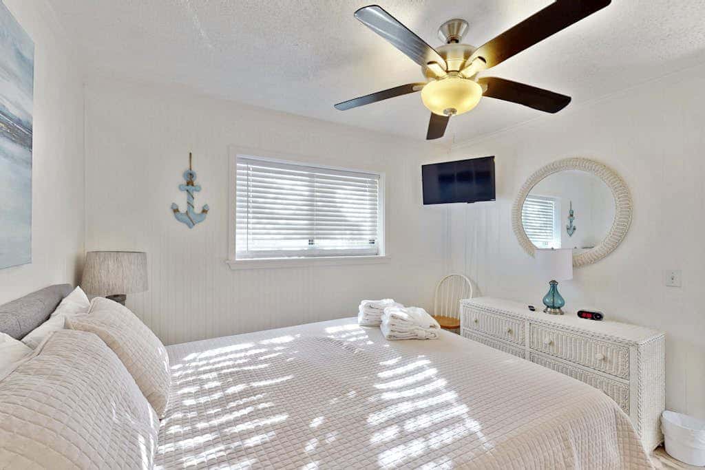 Beach condo with balcony, pools, & hot tub- near golf & beach