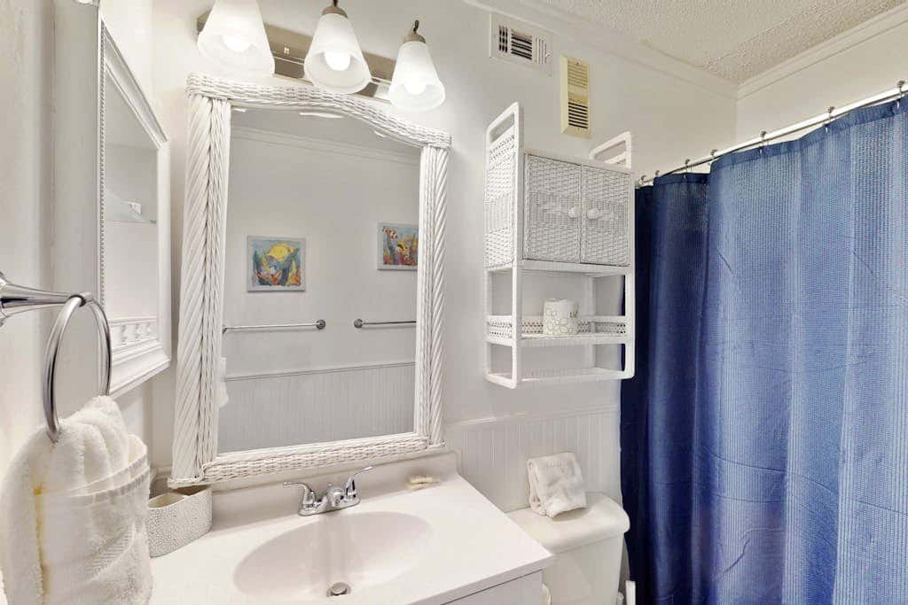 Beach condo with balcony, pools, & hot tub- near golf & beach
