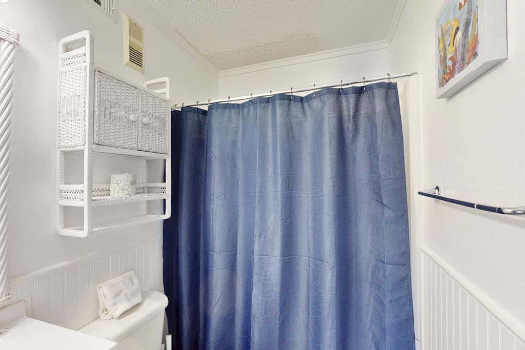 Beach condo with balcony, pools, & hot tub- near golf & beach