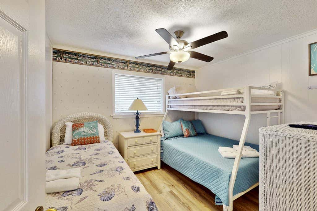 Beach condo with balcony, pools, & hot tub- near golf & beach