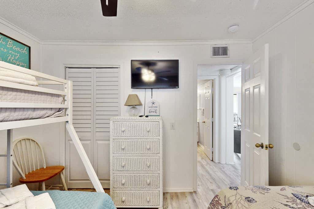 Beach condo with balcony, pools, & hot tub- near golf & beach