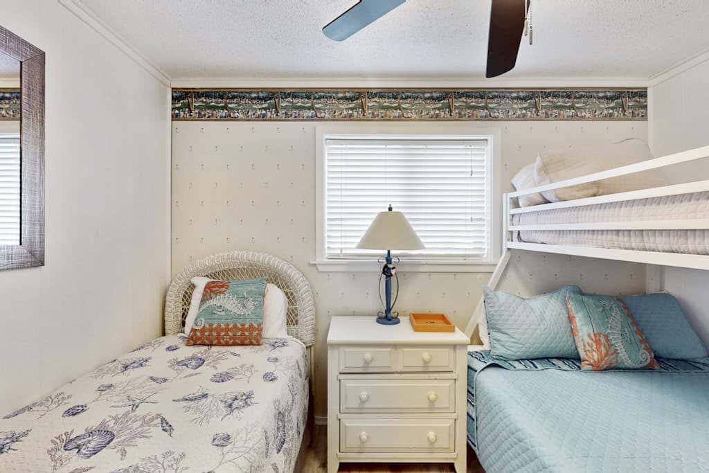 Beach condo with balcony, pools, & hot tub- near golf & beach
