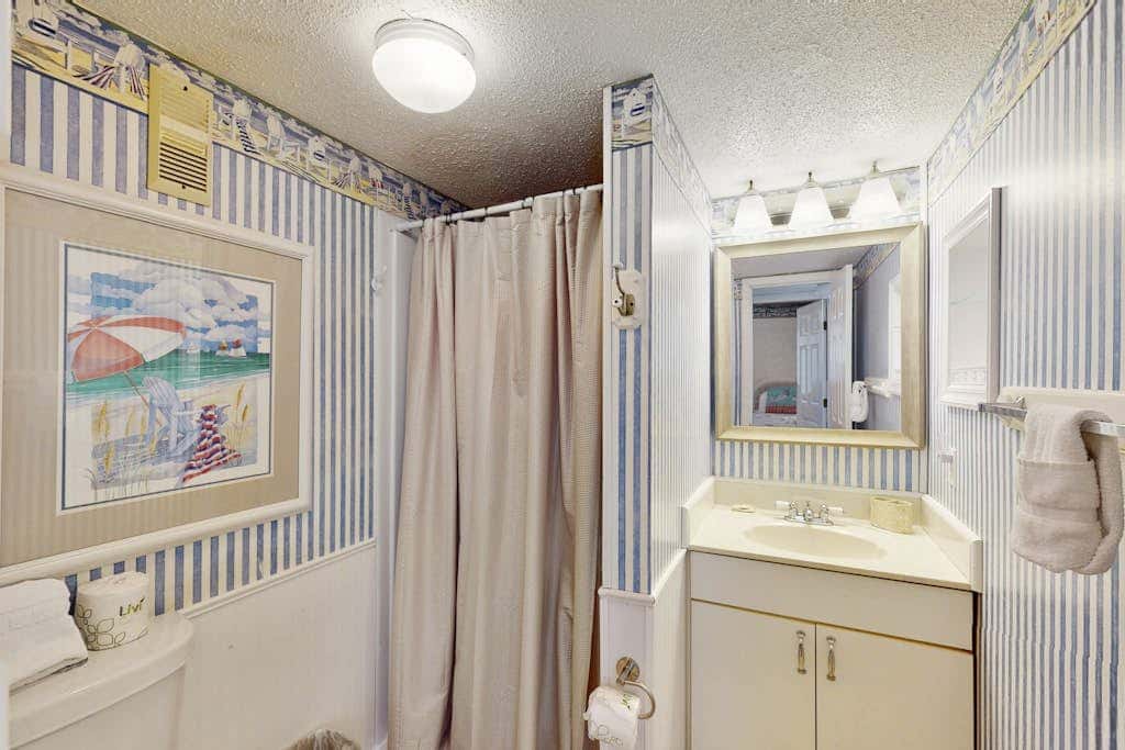 Beach condo with balcony, pools, & hot tub- near golf & beach