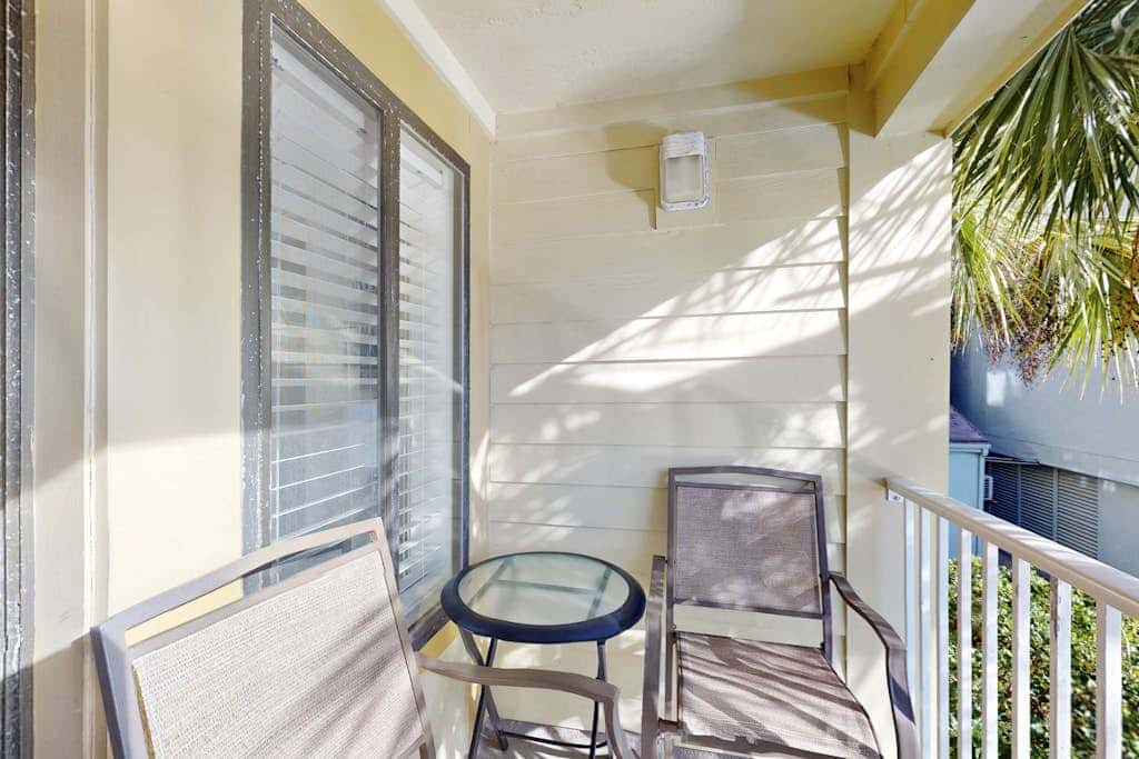 Beach condo with balcony, pools, & hot tub- near golf & beach