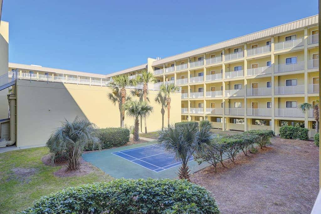 Beach condo with balcony, pools, & hot tub- near golf & beach