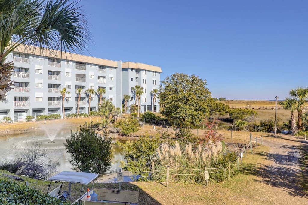 Beach condo with balcony, pools, & hot tub- near golf & beach