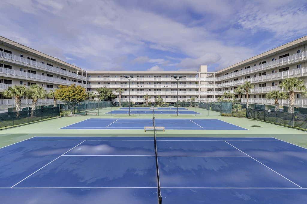 Beach condo with balcony, pools, & hot tub- near golf & beach