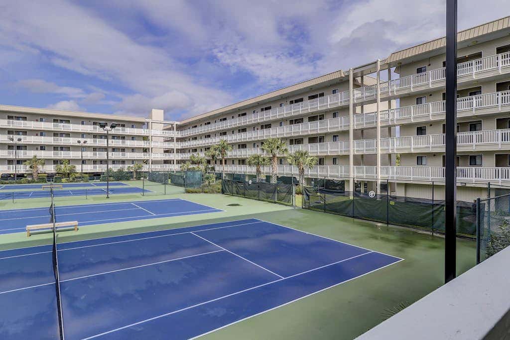 Beach condo with balcony, pools, & hot tub- near golf & beach