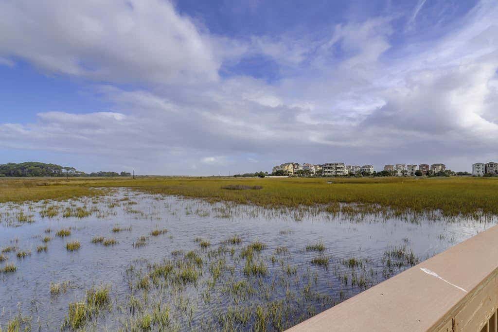Beach condo with balcony, pools, & hot tub- near golf & beach