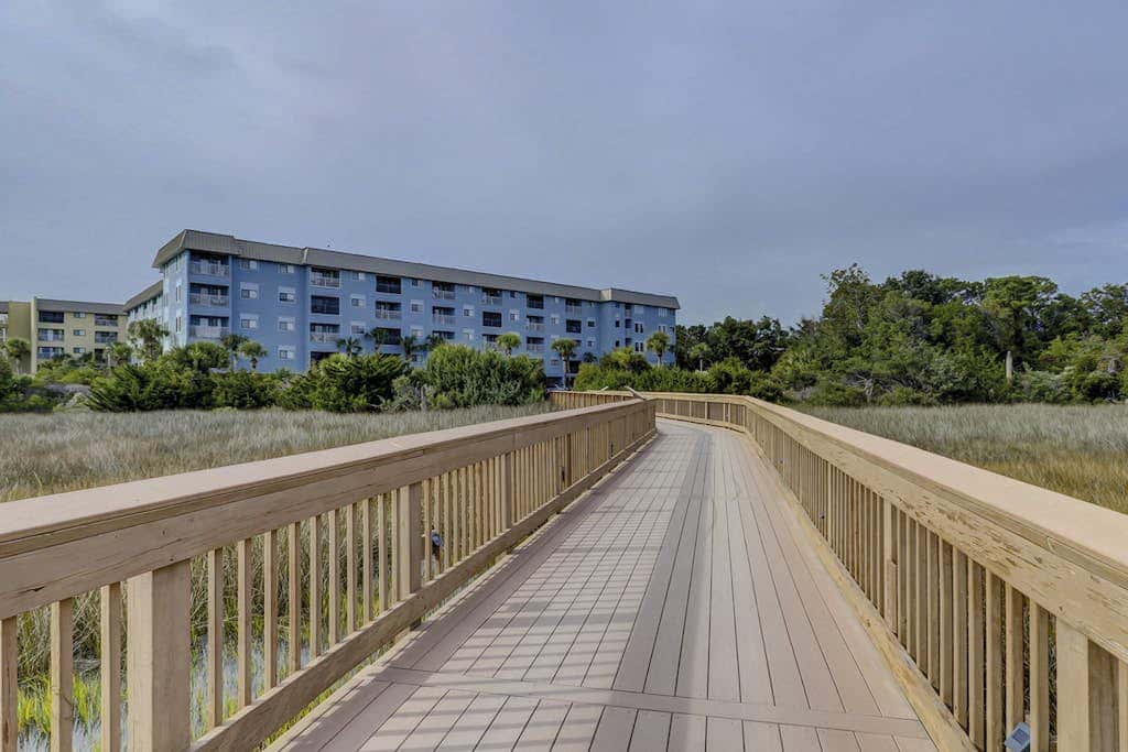 Beach condo with balcony, pools, & hot tub- near golf & beach