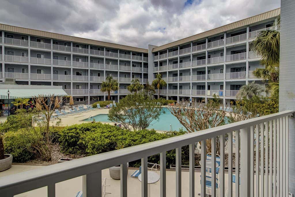 Beach condo with balcony, pools, & hot tub- near golf & beach