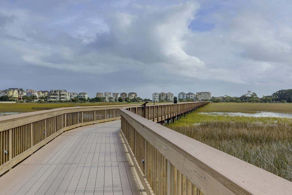 Beach condo with balcony, pools, & hot tub- near golf & beach