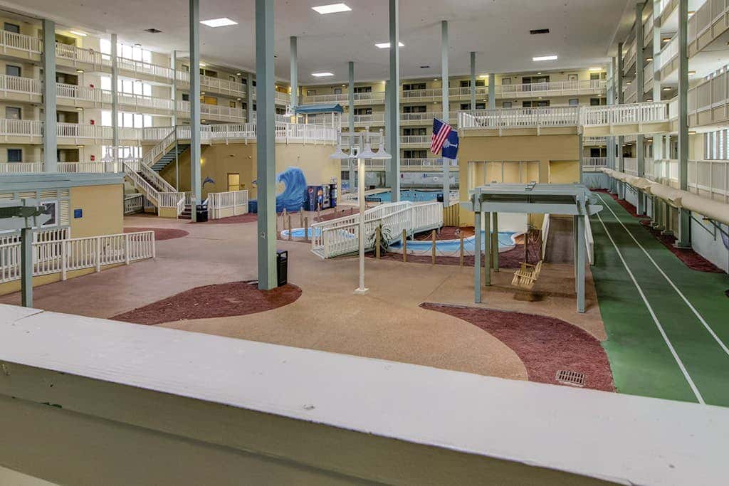 Beach condo with balcony, pools, & hot tub- near golf & beach