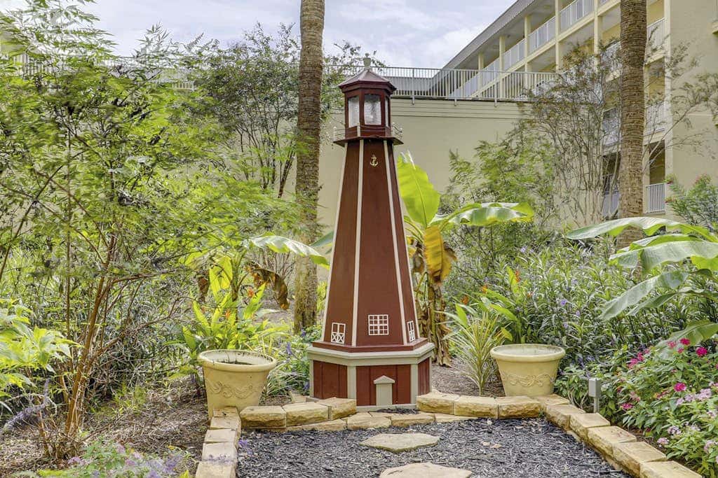 Beach condo with balcony, pools, & hot tub- near golf & beach