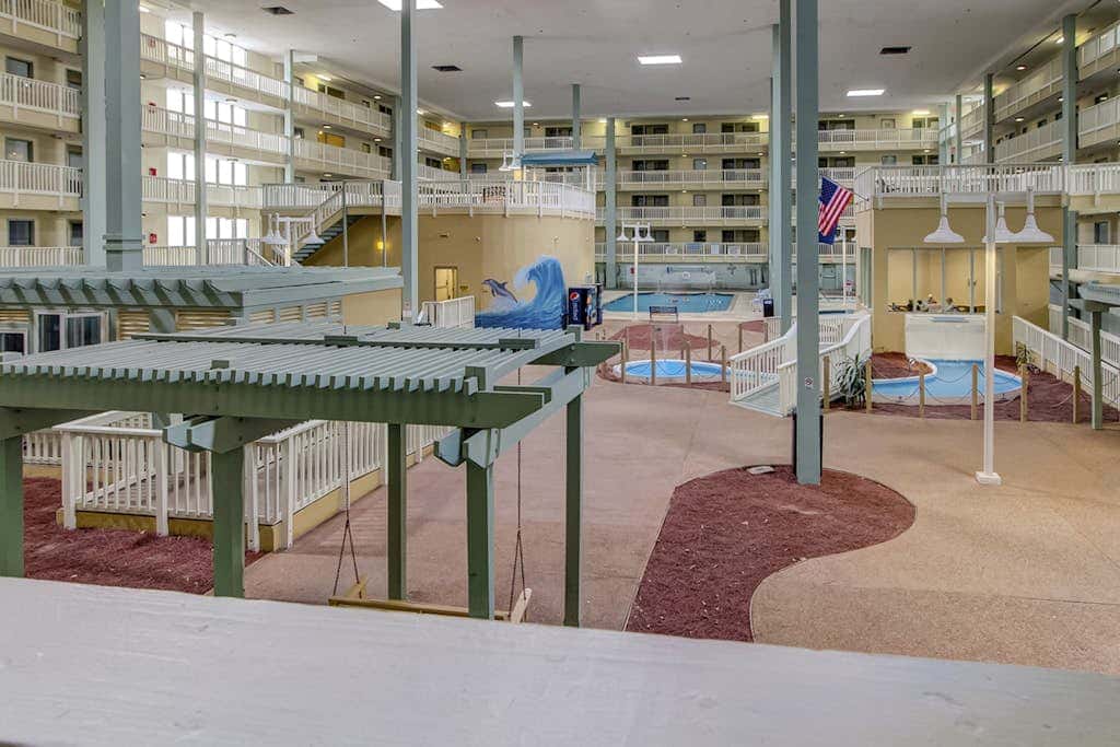 Beach condo with balcony, pools, & hot tub- near golf & beach