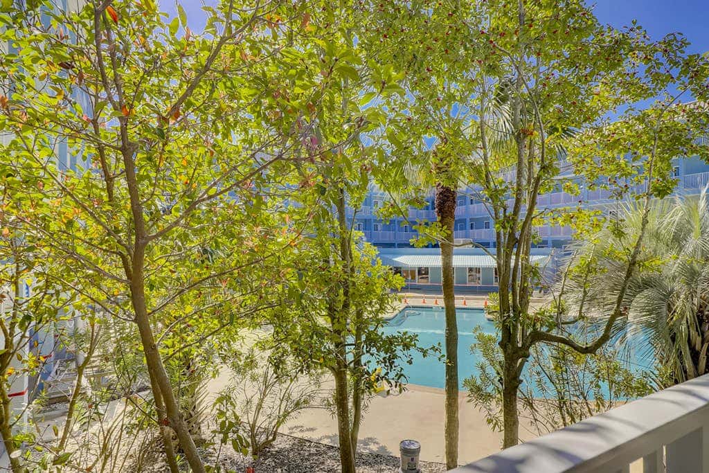 Beach condo with balcony, pools, & hot tub- near golf & beach