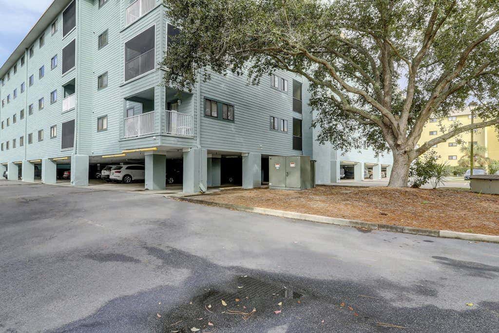 Beach condo with balcony, pools, & hot tub- near golf & beach