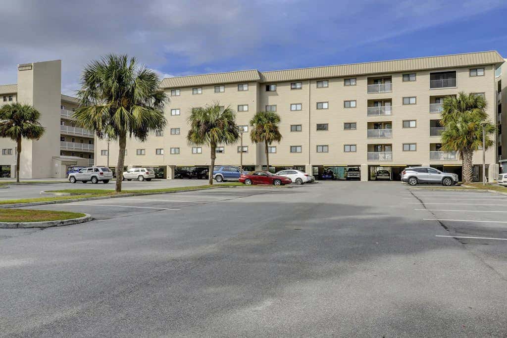 Beach condo with balcony, pools, & hot tub- near golf & beach