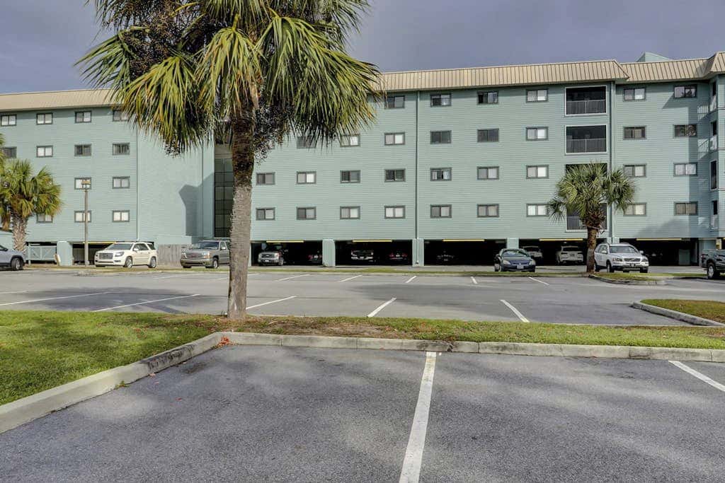 Beach condo with balcony, pools, & hot tub- near golf & beach