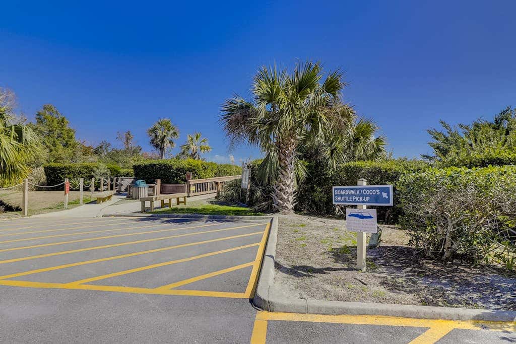 Beach condo with balcony, pools, & hot tub- near golf & beach