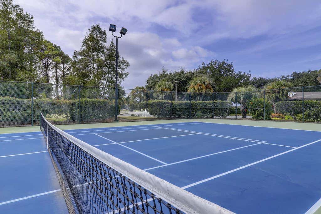 Beach condo with balcony, pools, & hot tub- near golf & beach