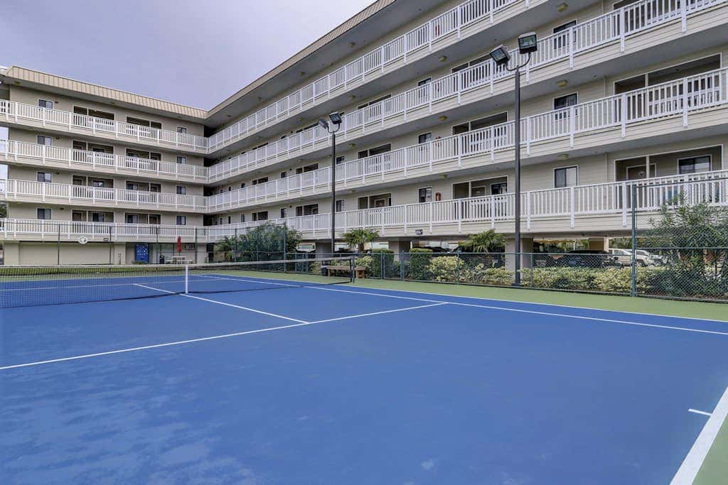Beach condo with balcony, pools, & hot tub- near golf & beach